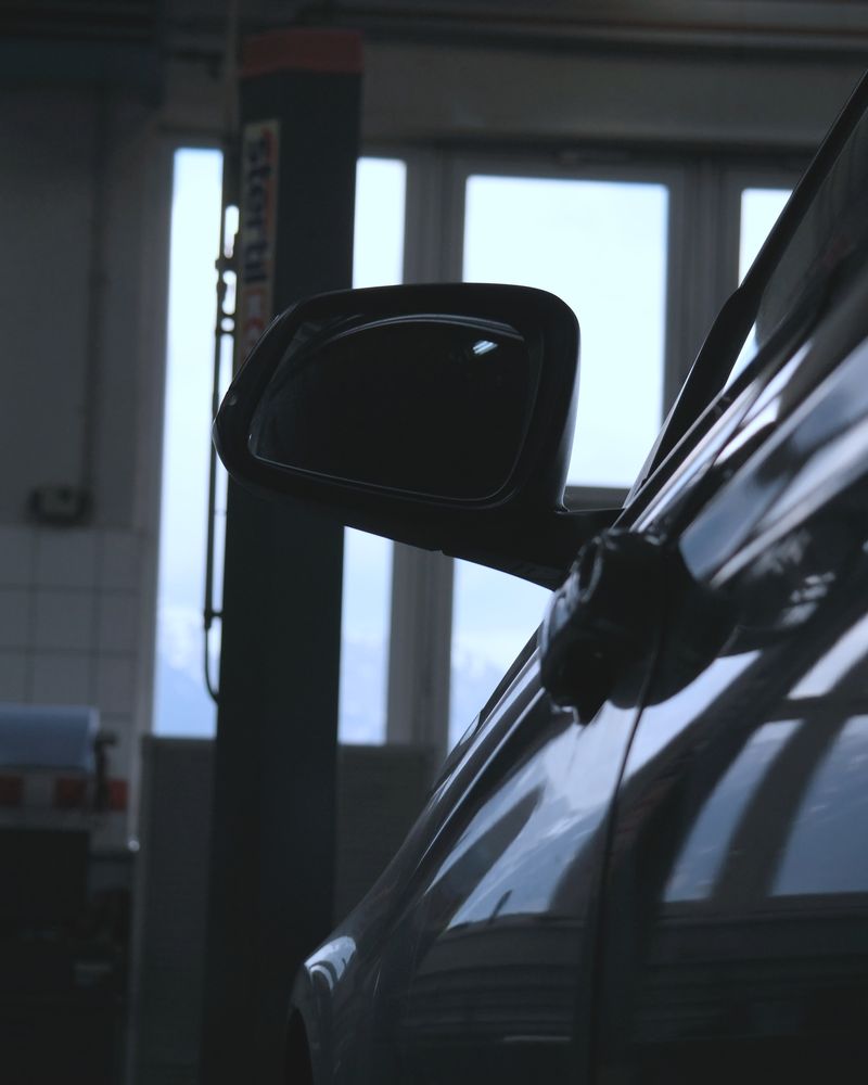 Ein Auto in unserer Werkstatt, im Fenster die Berge